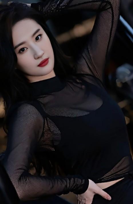 别再盯着刘亦菲的黑裙子了。她能在红毯上封神，靠的从来不是那张脸。时尚媒体给了