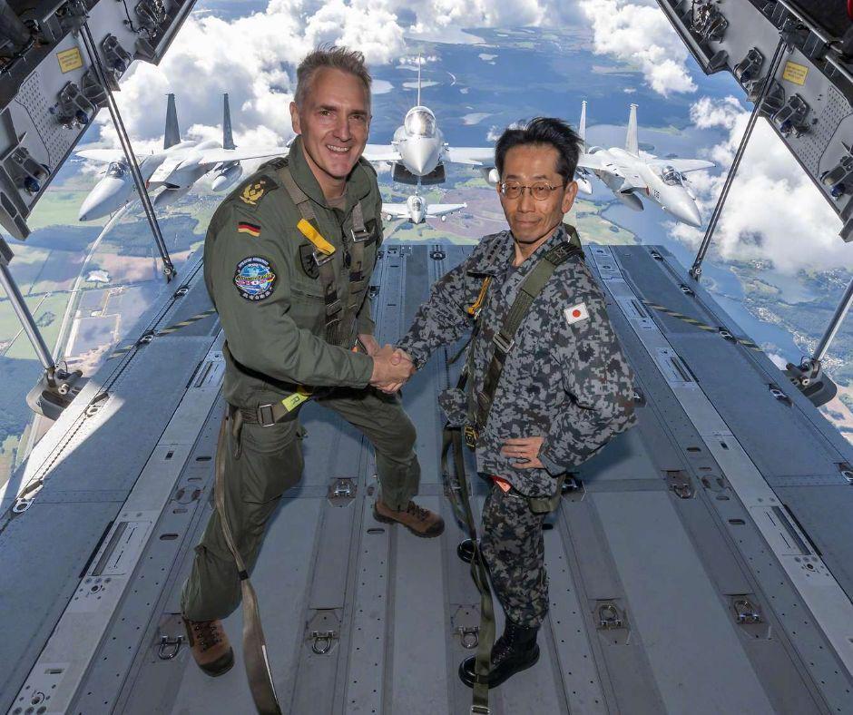 世界名画：意大利去哪了。日本空自幕僚长和德国空军总监在空中以F-15J和欧洲