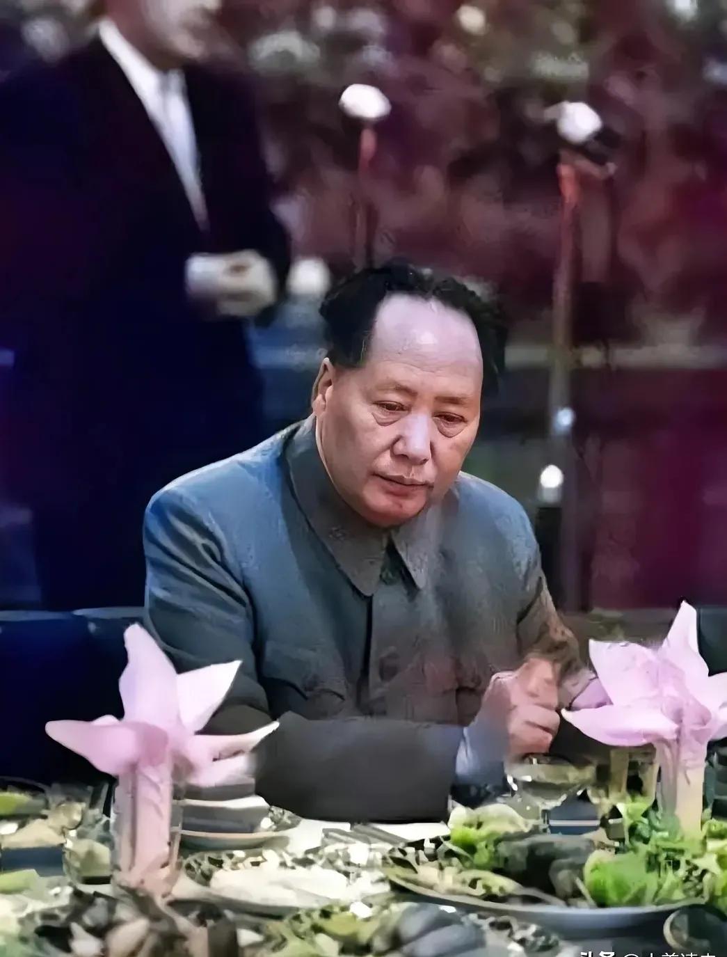 毛主席：采取办法坚决地反对任何人对于生产资料和生活资料的破坏和浪费，反对大吃大喝