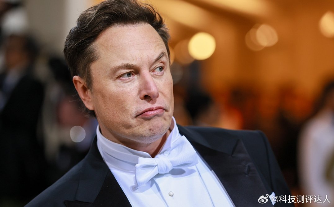 马斯克带约400名员工成亿万富翁谁不想跟着马斯克这样的老板干事呢？别的公司上市，