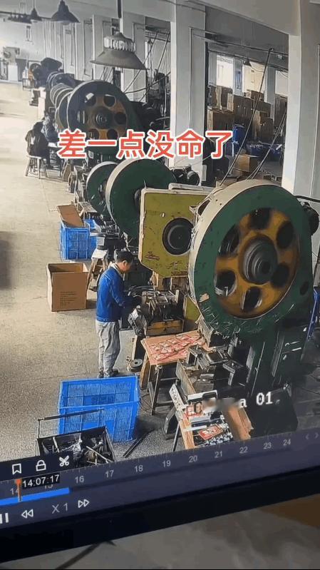 冲压机究竟有多危险？稍不注意就有可能会丧命！一名工人正在车间里操作冲压机冲压