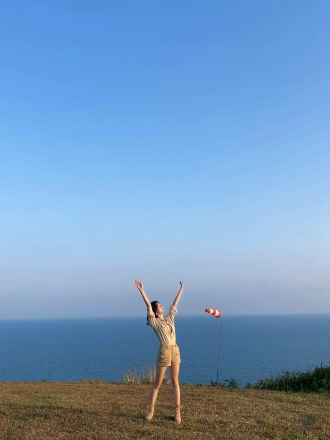秦岚背朝大海转个圈秦岚背朝大海转圈，画面温馨又治愈，姐姐状态不要太好！！