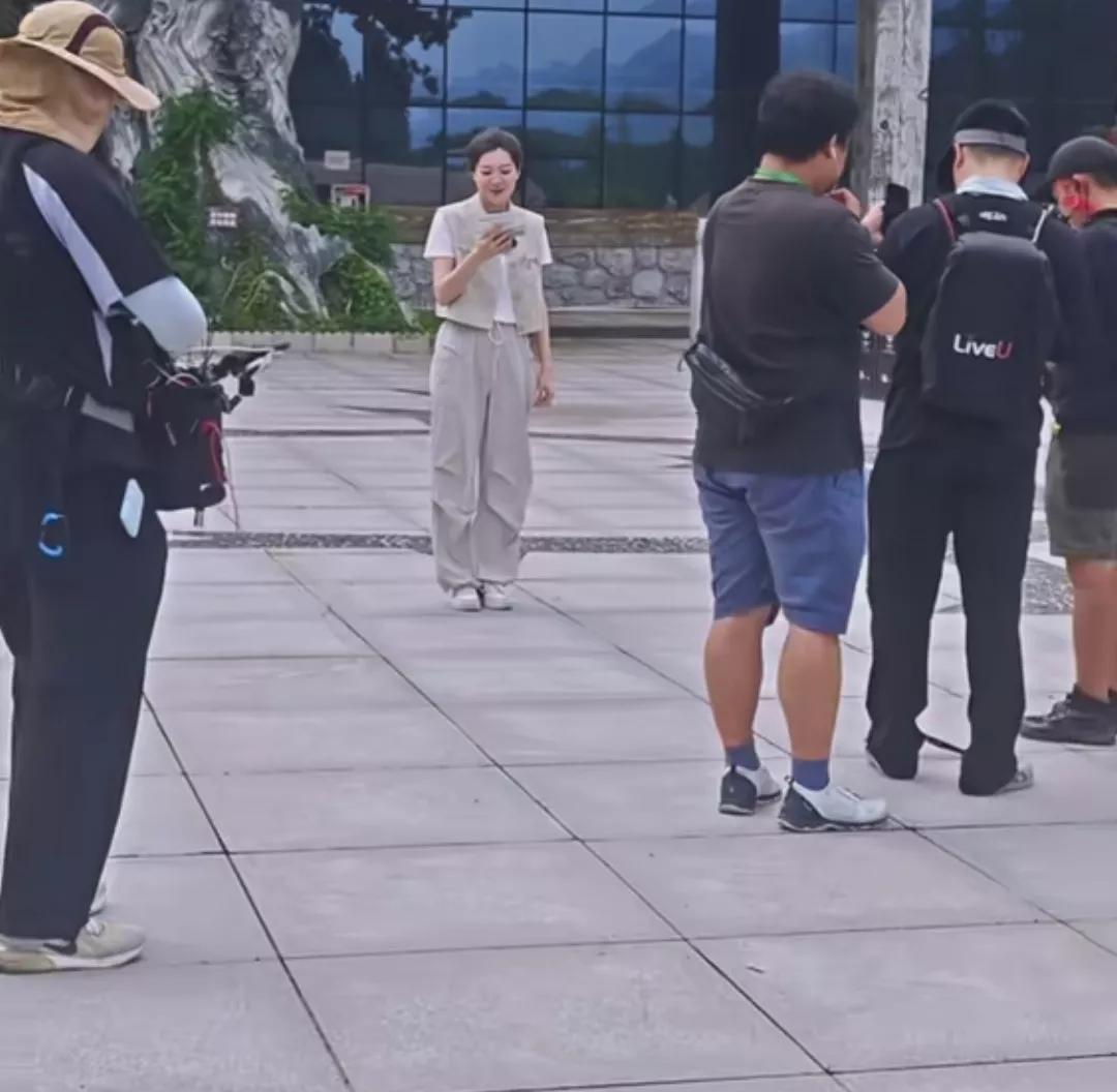 今天刷到盼盼幕后的一些花絮，网友发现，董宇辉给配置的外场小队不简单啊，其中最醒目