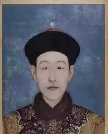 1766年，年仅25岁的永琪病逝。乾隆悲痛欲绝，按太子的规格举办了葬礼。可奇怪的