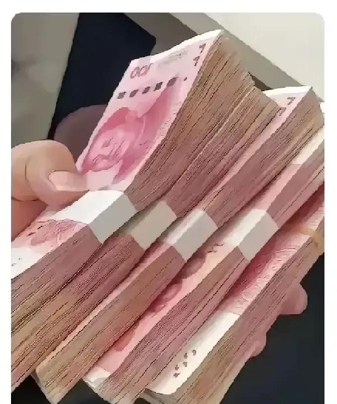 昨天我去银行存钱。别人都选存款利率高的，我却选了存款利率低的。银行定期存款利率