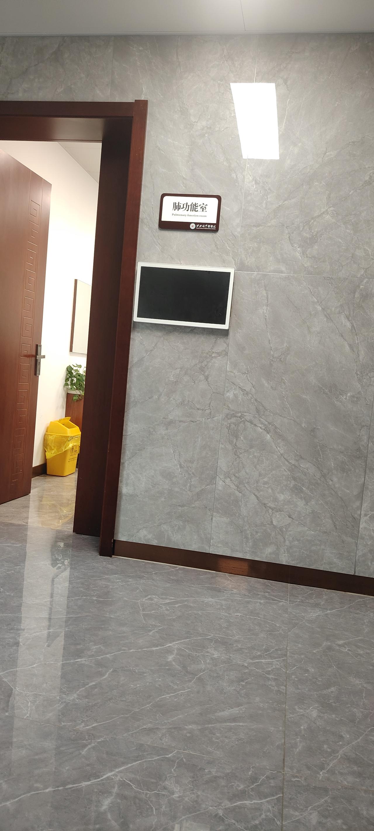 今年是第三次带着母亲去中医院看咳嗽。正月初八第一次带母亲去，看的是老年病，肺科，