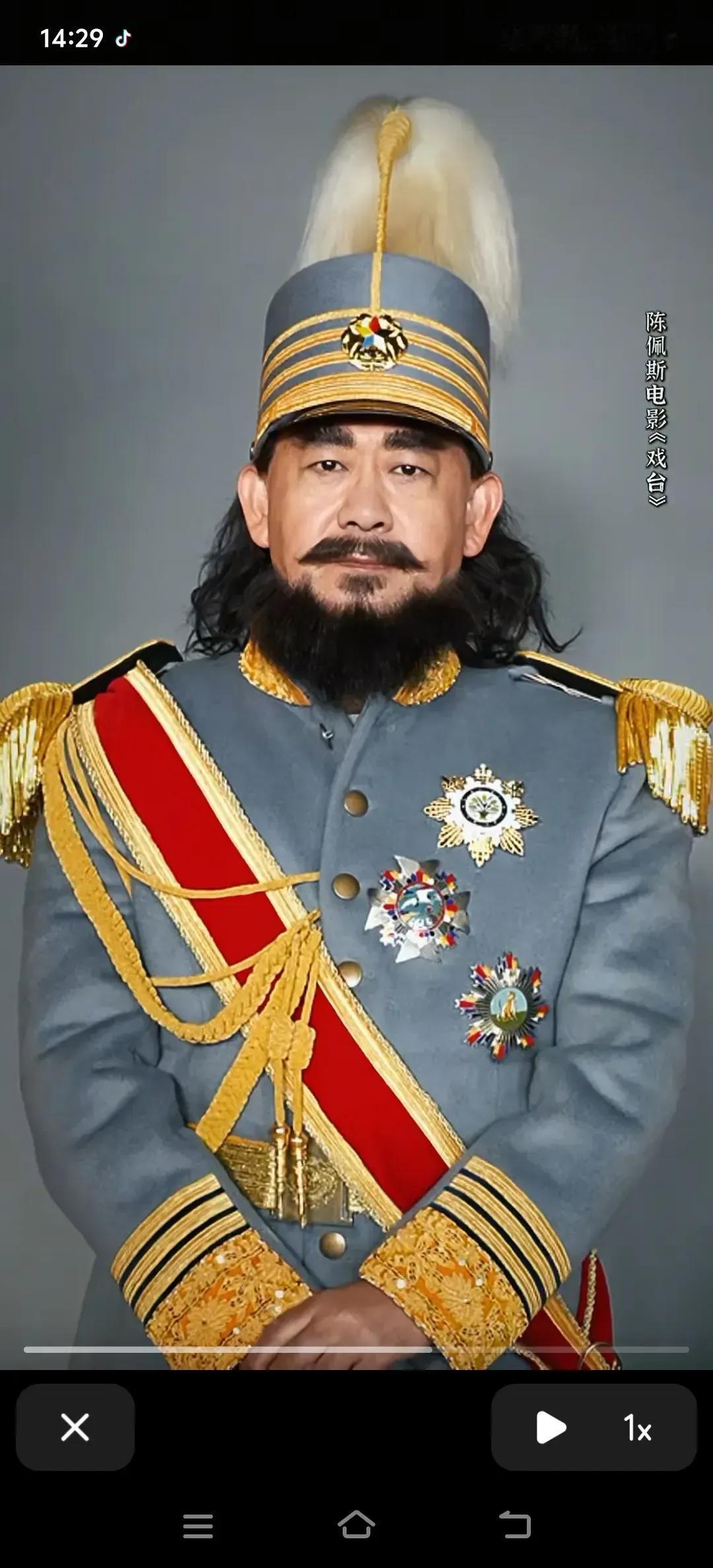 《戏台》中洪大帅是个杀人如麻的霸王，但是他为什么对他的老乡，那个送包子的伙计情有