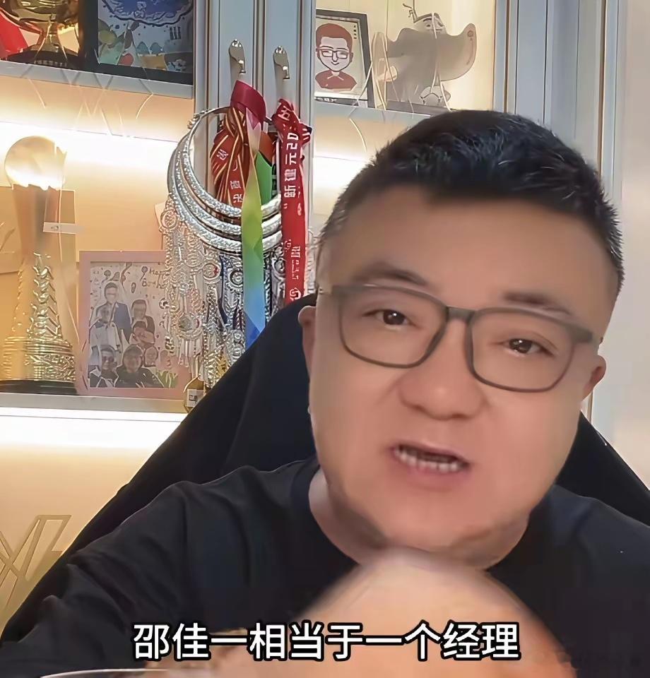 董路：重新定义邵佳一！球迷向董路提问：毛雷尔是不是国足历史上最大牌的助教？董路给