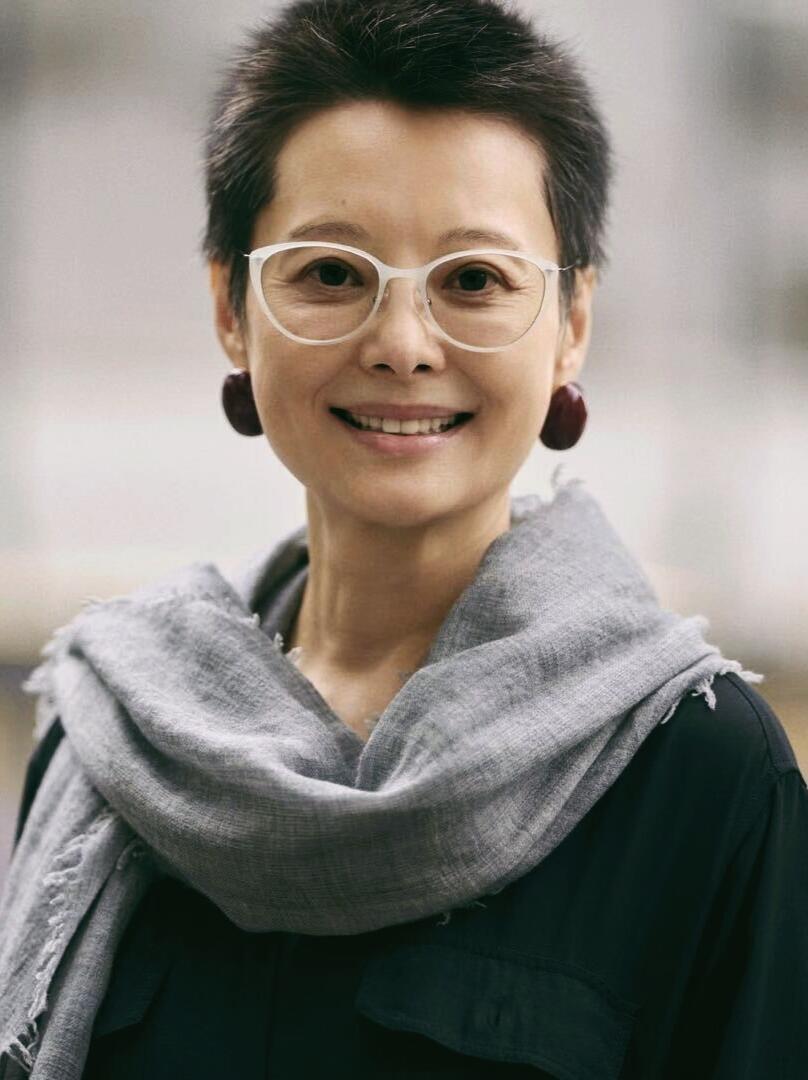 袁立短发也很美，利落清爽的短发衬得整个人通透又有力量感。一身黑色收腰连衣裙简约