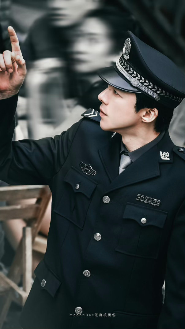 刘宇宁制服只是加分项，真正犯规的是这张脸。🖤他一抬眼，我连辩解都忘