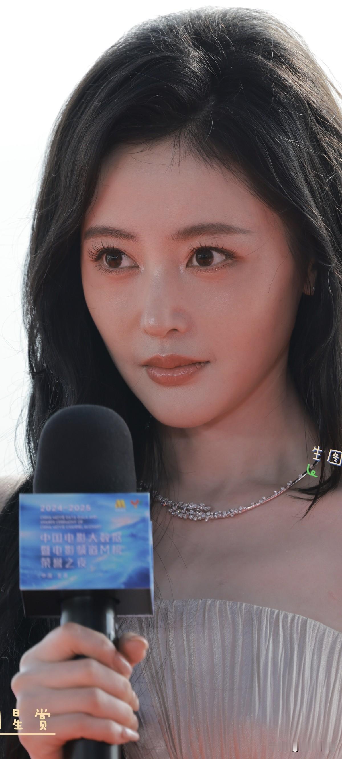 张天爱×电影频道M榜入场式吹着江风的大白桃，美在宜昌:大白桃在宜昌的风中绽放，