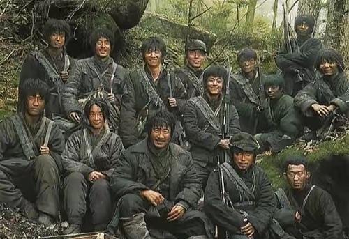 观剧有感《归队》里鲁长山等六人，作为抗联小分队的成员走散之后，都舍小家为国