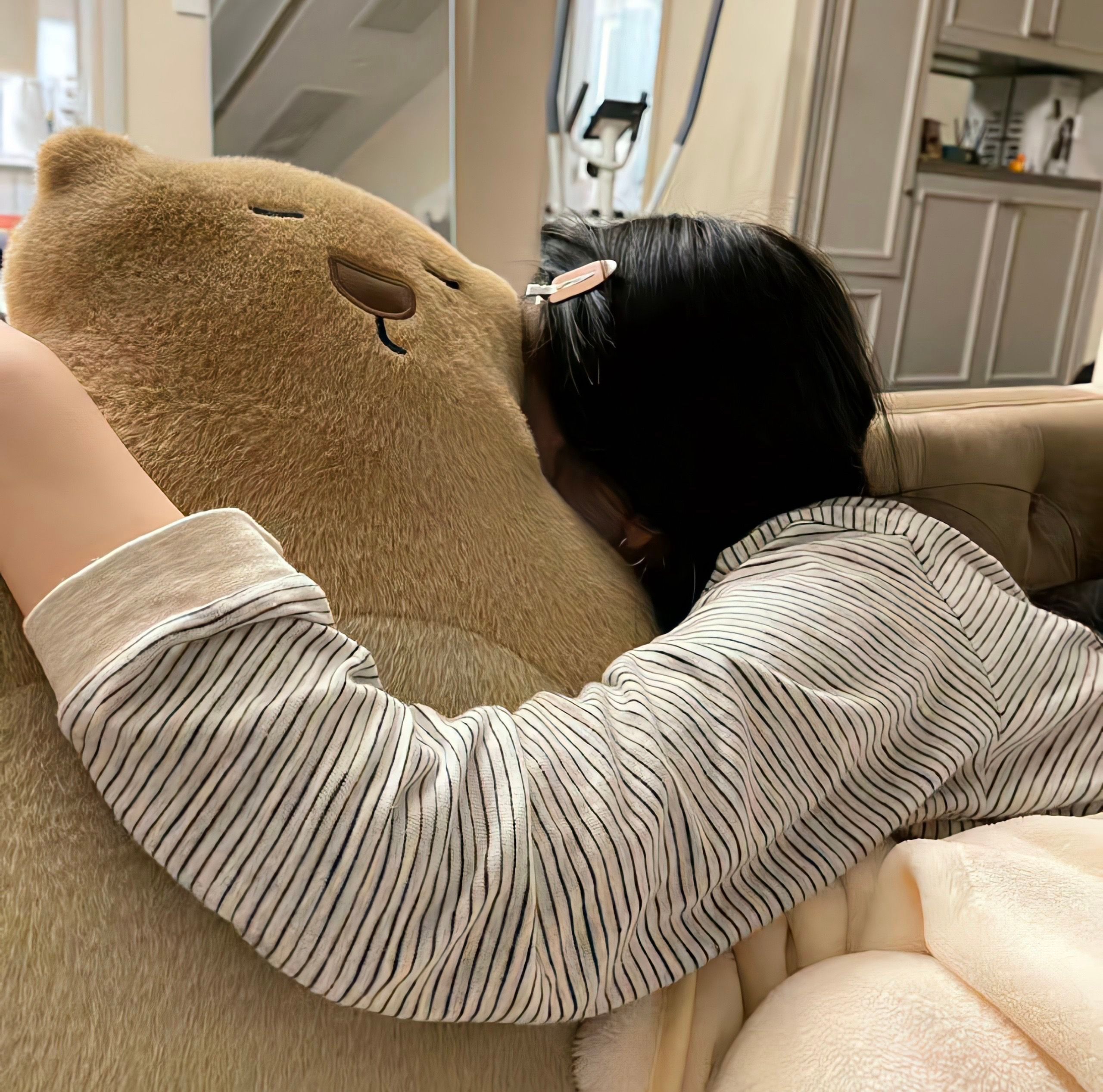 一个观察：女生25岁以上，还经常因为情情爱爱而掉眼泪的话，说明过的还可以，比较顺