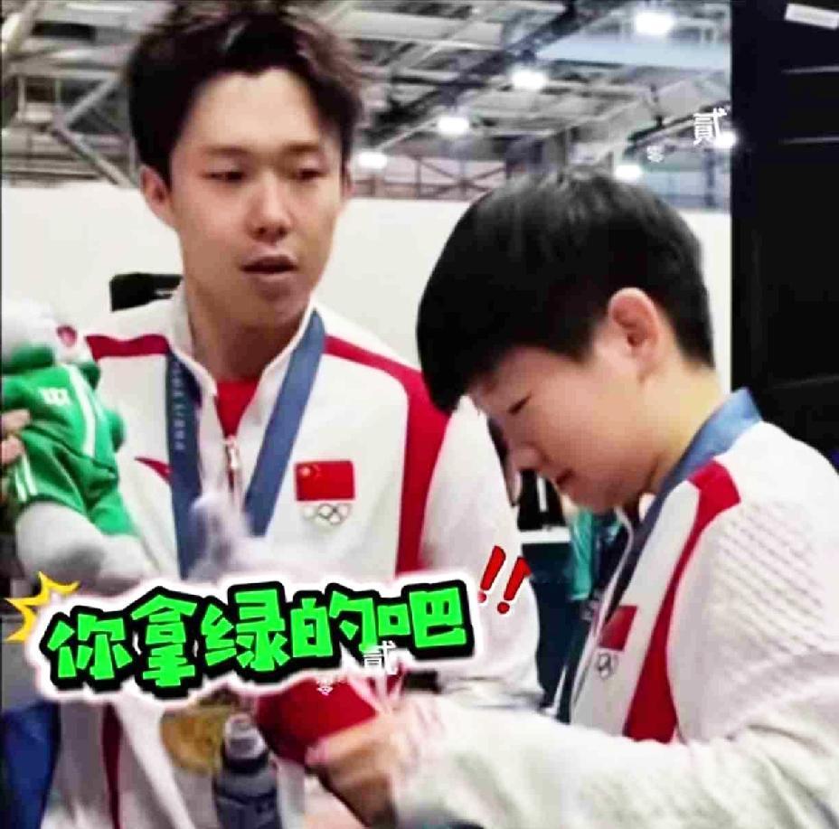 还记得巴黎奥运会，莎莎让大头拿绿色的玩偶，如今这句话又“应验”了。王楚钦