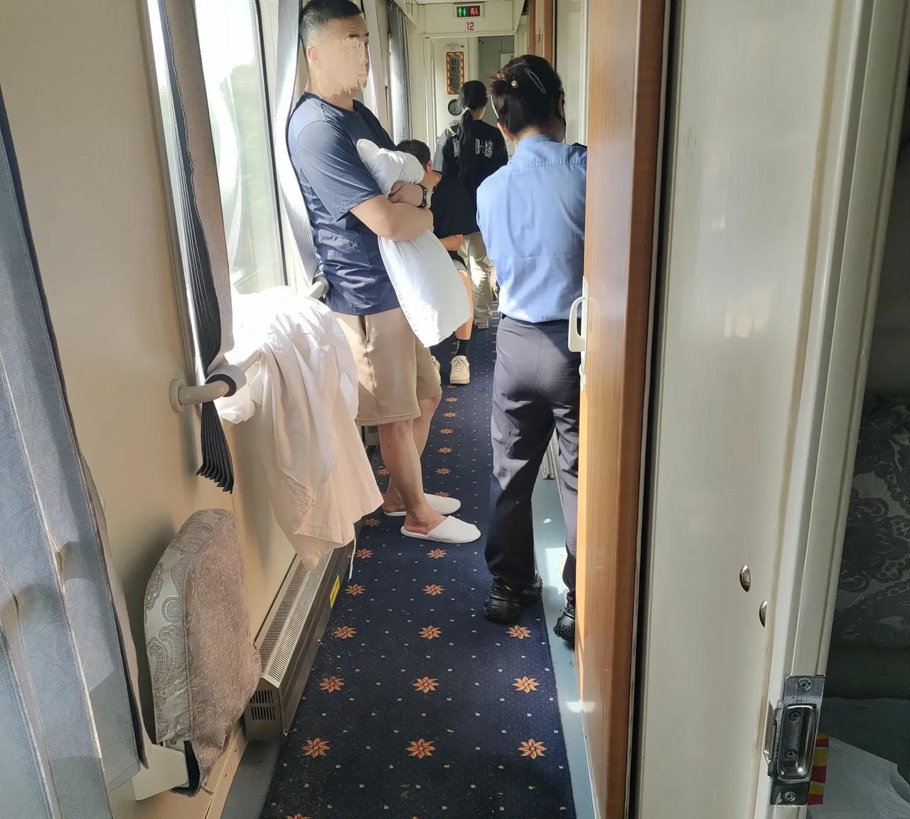 无语了！火车上也是看人“下菜”，火车在孝感站上来了一位男乘客，上来就要求乘务