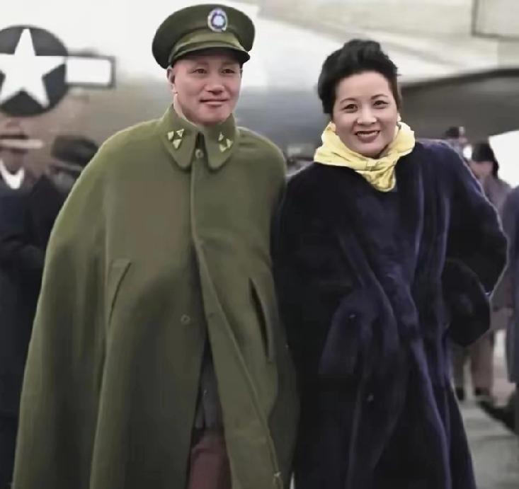 这张照片才是真实的蒋介石和宋美龄的合影照，他们俩相差十二岁，宋美龄其实长得并不漂