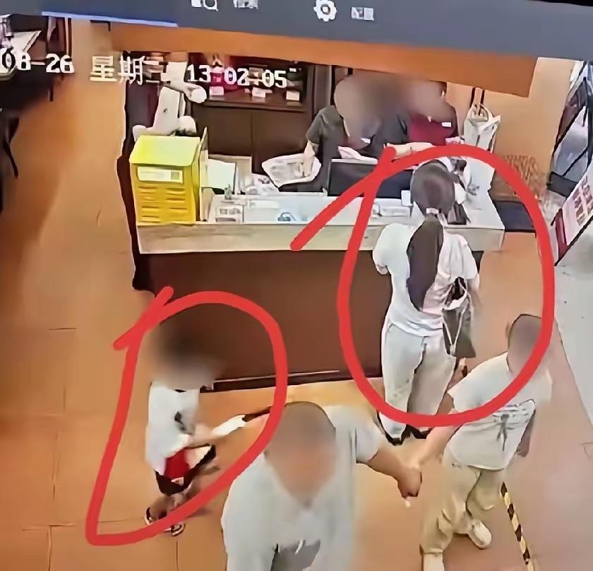 长沙餐厅事件越闹越大。三次调解都以失败告终，涉事女子小熊说她正准备走法律程序，起