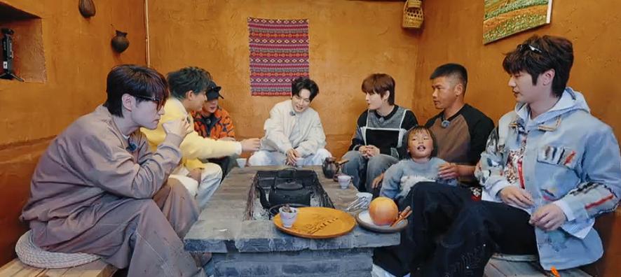 苏醒终于找到陈楚生有共鸣的地方了，两个人都羡慕别人家有女儿；陆虎也不遑多让，搂着