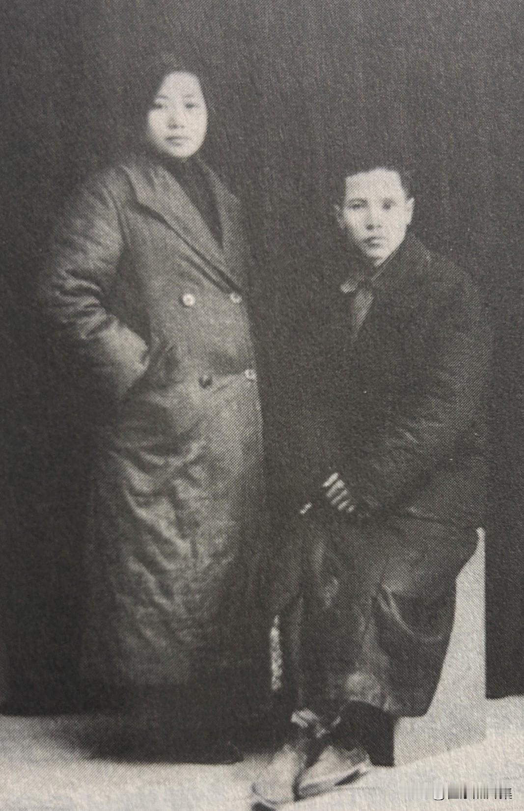 这1938年初，开国上将朱良才与红军女战士李开芬在兰州“八办”（八路军办事处）拍