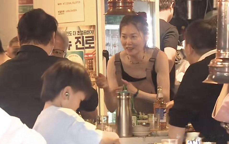 “黄仁勋”在韩国小店吃烤肉，从表面来看很接地气，但细心的网友还是发现了……