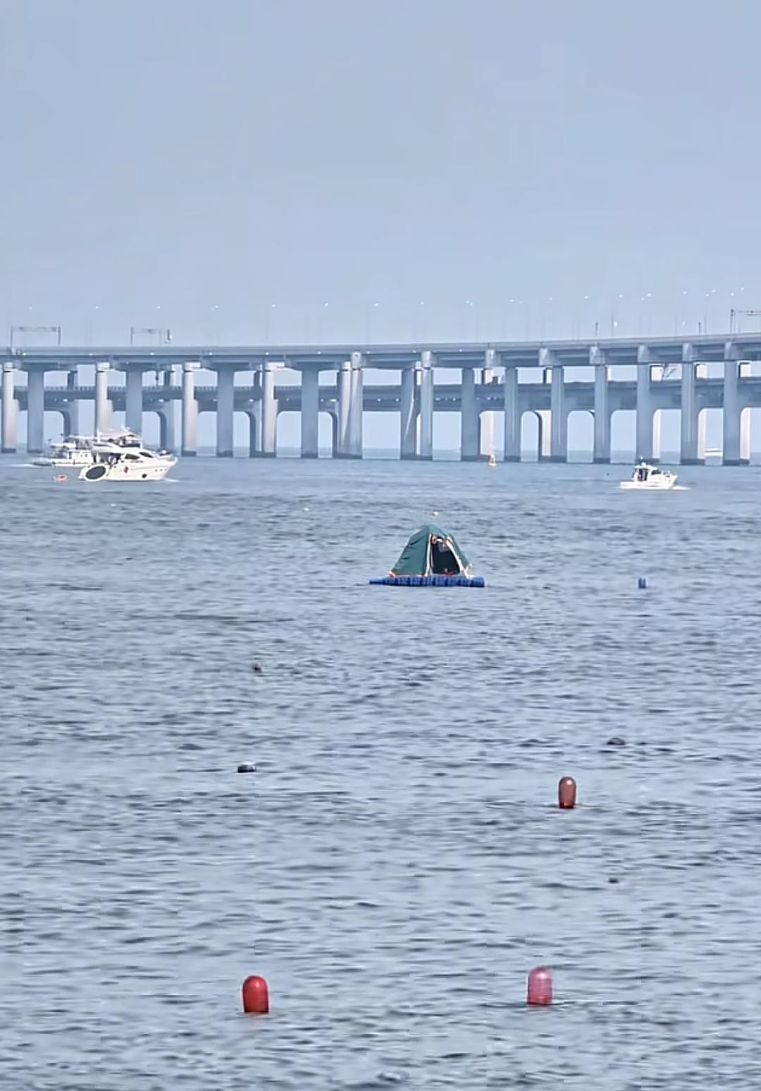 游客在海面搭建移动帐篷露营, 大连海警: 不违规, 但需注意安全