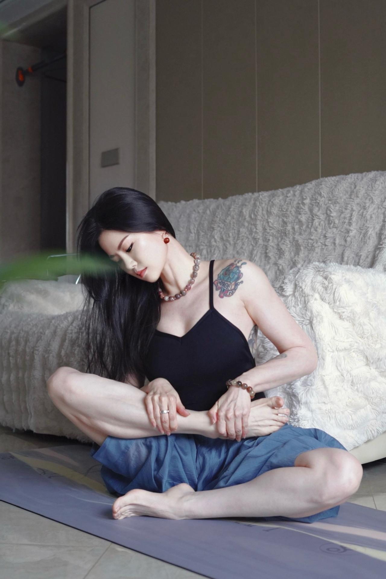 群青澹澹，云闲日懒。不用赶时间，不用硬凹体式在家铺好垫子，慢慢呼吸、慢慢伸展