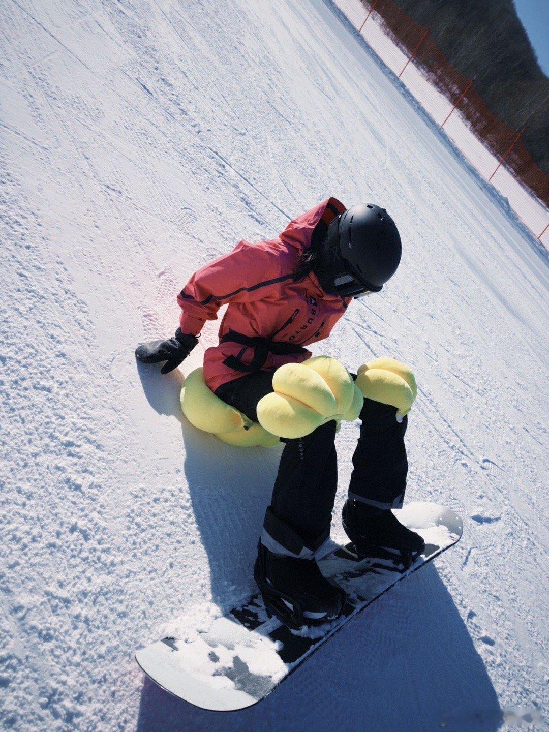 关晓彤滑雪碎片关晓彤滑雪碎片掉落！刚打完网球就来雪场撒欢，带上屁垫大胆尝试，哪