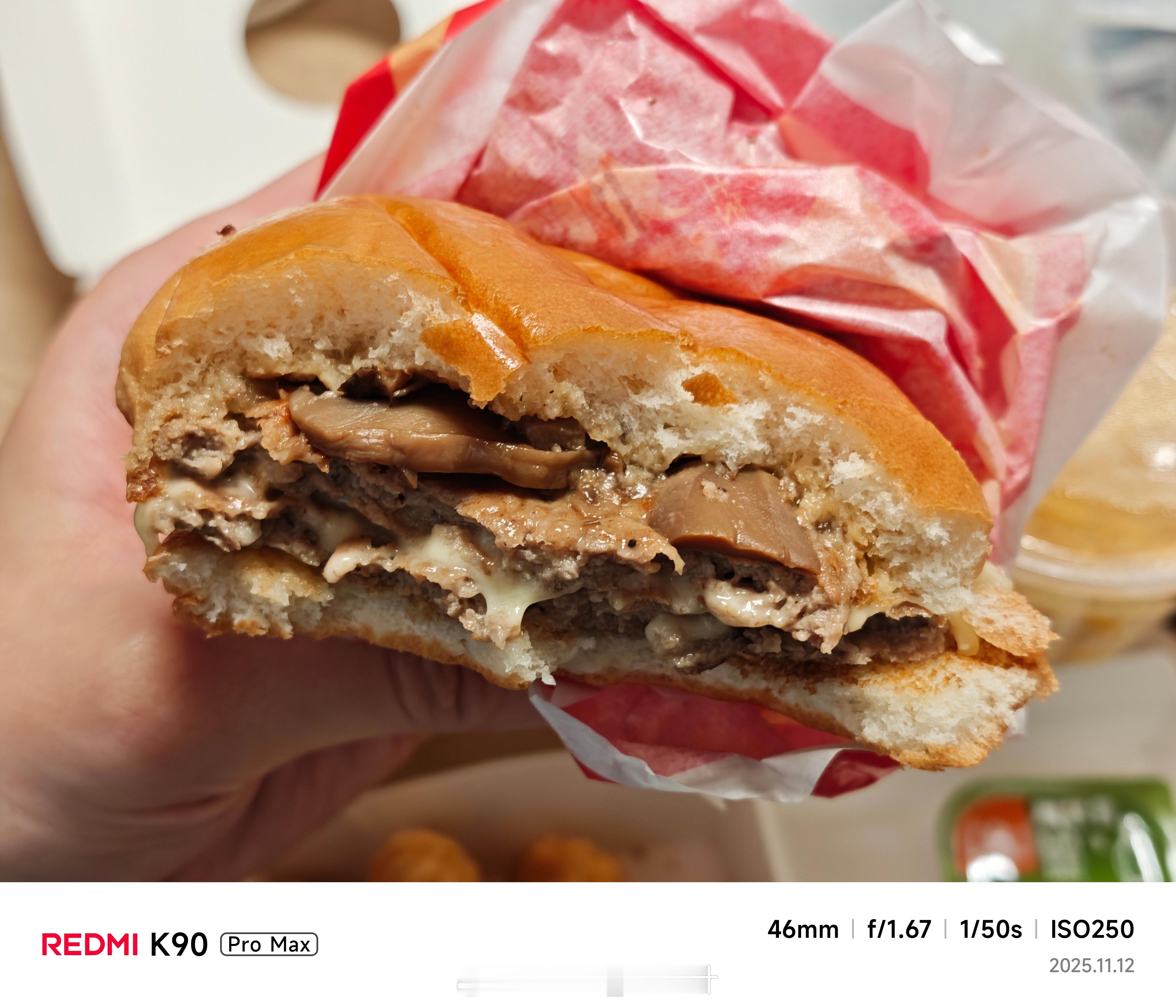 中午吃新上的「牛蘑王芝士蘑菇双牛堡」：真太好吃了，建议大家都去试一下这个新品，