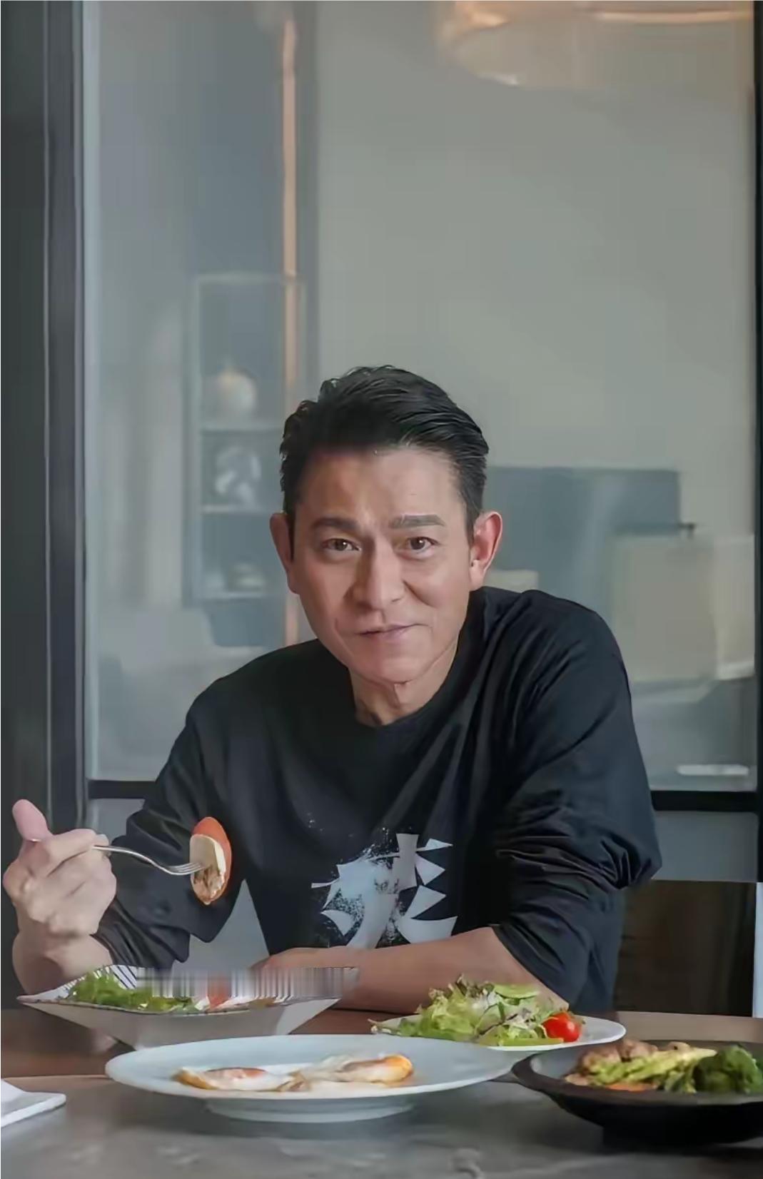 难怪刘德华身材，保持那么好，你看他早餐营养搭配多好，两个煎鸡蛋，一盘西兰花，水果