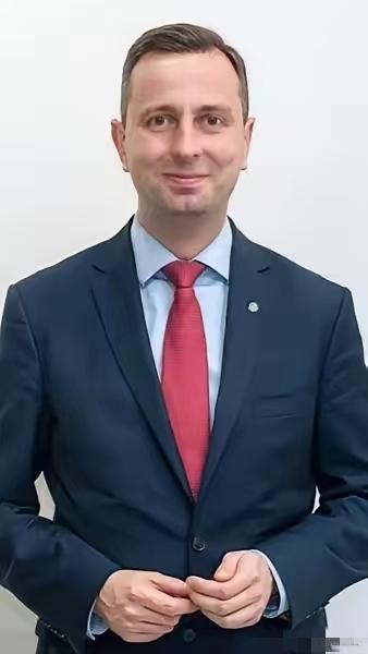 新消息！波兰国防部长宣布了：3月20日，波兰国防部长瓦迪斯瓦夫·科西尼亚克-卡