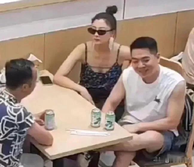 近日，45岁的演员殷桃被拍到与母亲及男友在重庆一家火锅店聚餐。殷桃的男友是她的初