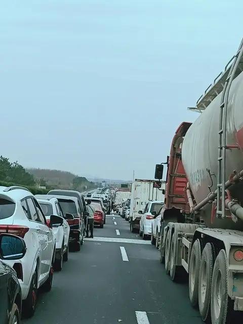 不是堵车——是四千万辆私家车，在中国地图上，用尾灯连成了一条会呼吸的河。今晚