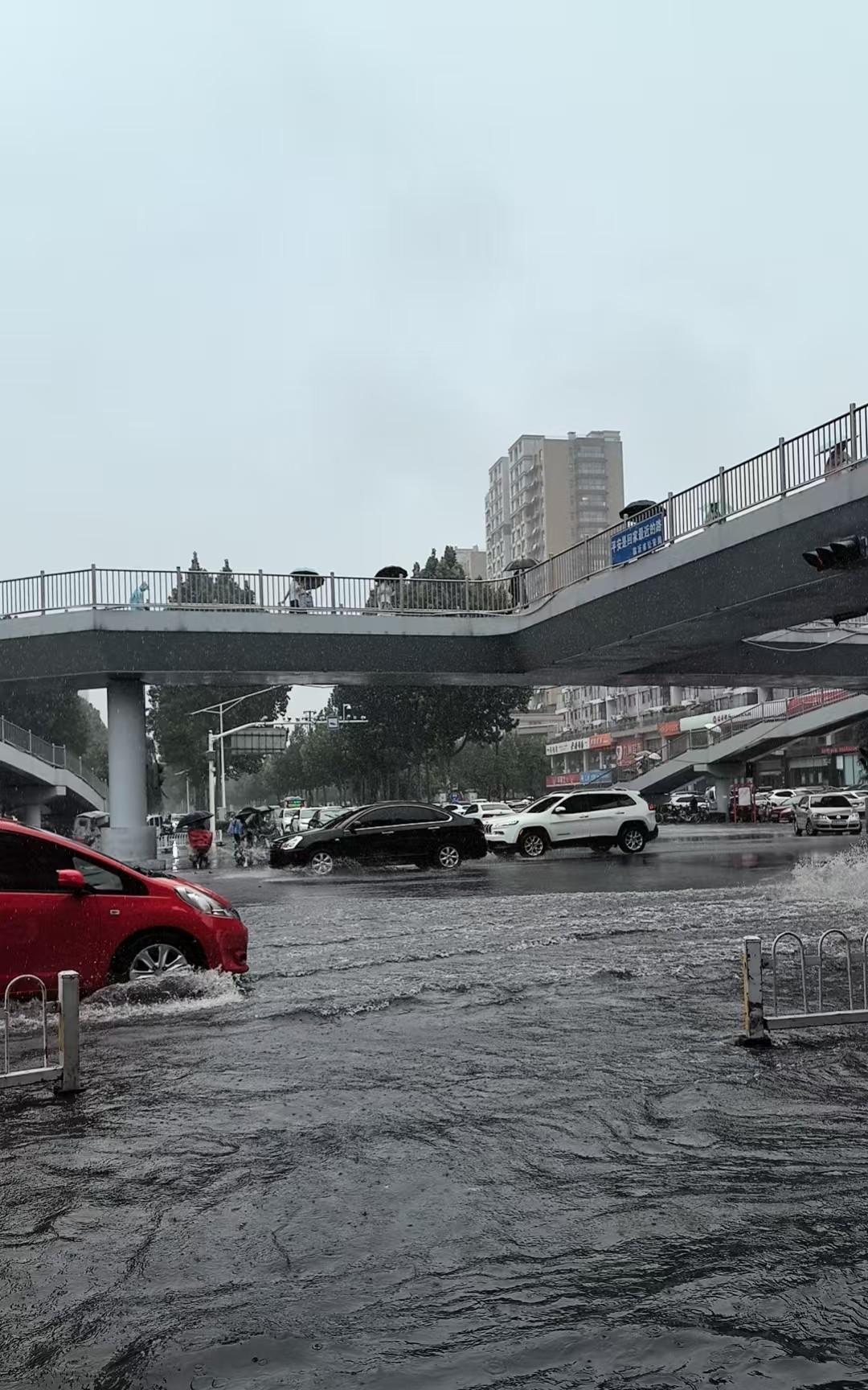 8月31号临沂突降大暴雨，城市快成海了，你看看吧。从8月30号到31号，天一直