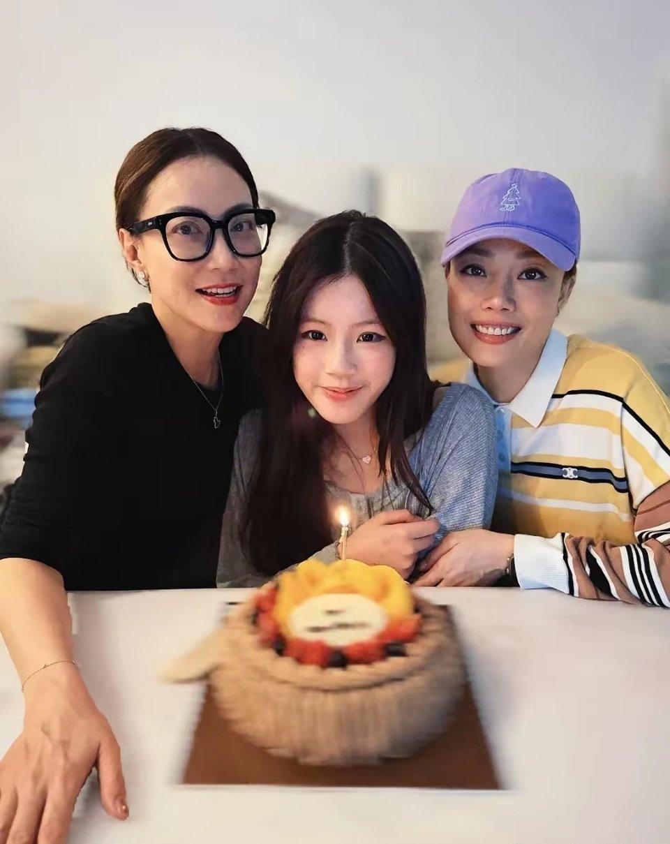 想不到霍汶希的女儿这么漂亮啊！英皇著名的经纪人霍汶希晒照，和容祖儿一起为女儿H