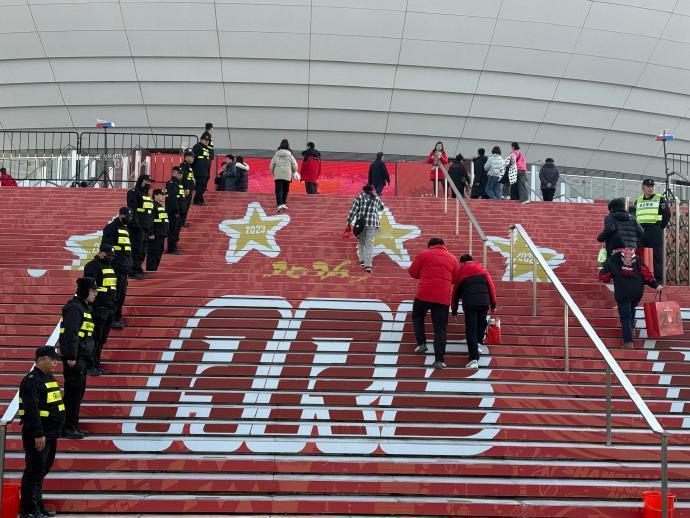 海港这两项完又力压申花！申花球迷太羡慕了！第一项海港进球场楼梯是红色的，还有夺冠