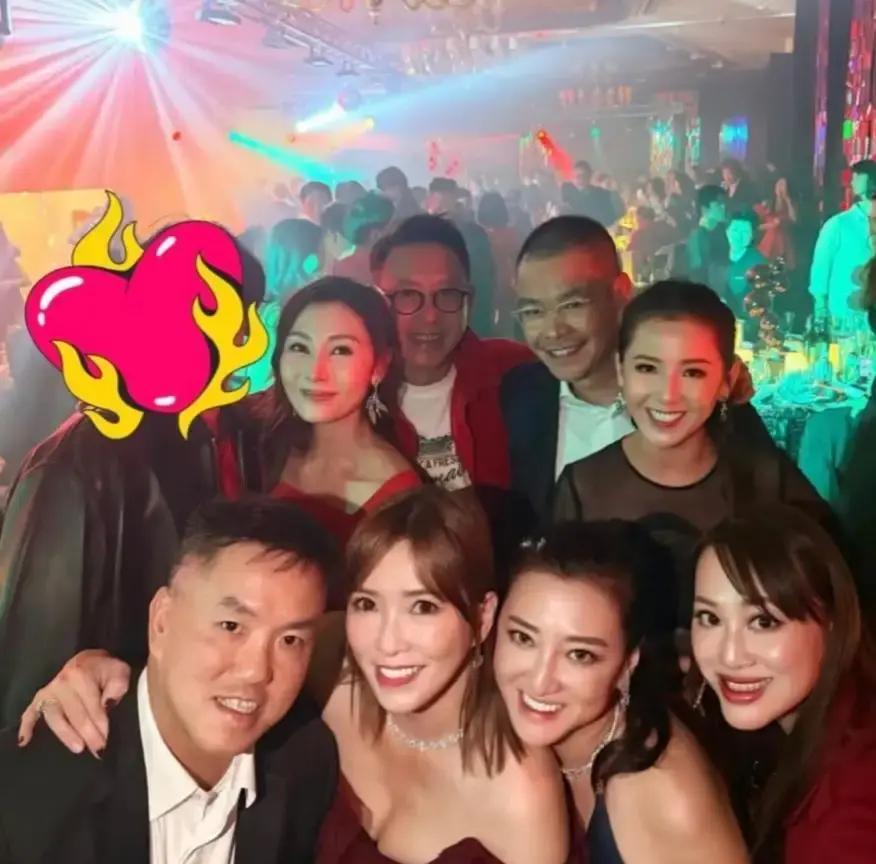 55岁李嘉欣，脸比滤镜还稳！红色长裙一上身，合照里直接C位。55岁，颈纹都