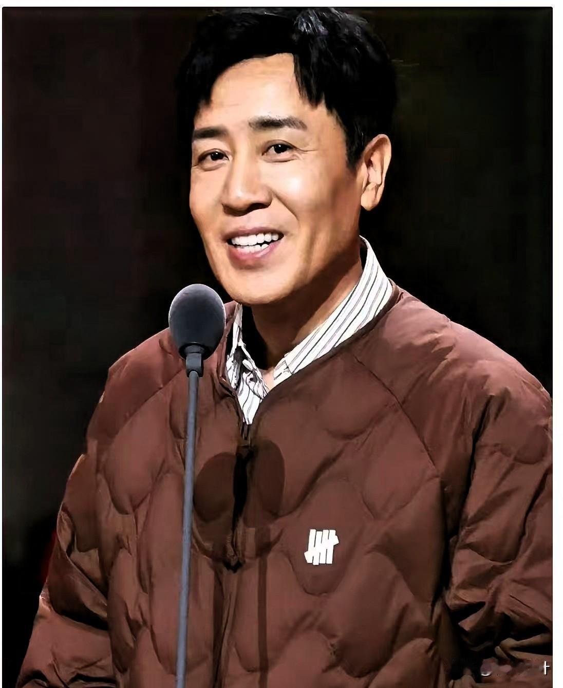 一觉睡醒是不是全网都知道了于和伟那件2300块的羽绒服，居然是波司登的！