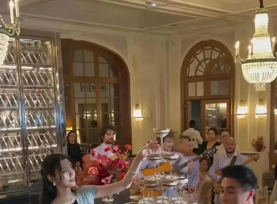 何猷君在500人的答谢宴台上，当着一众明星和政商宾客的面，说了一句实话。他说自己明明矮人家半个头，还
