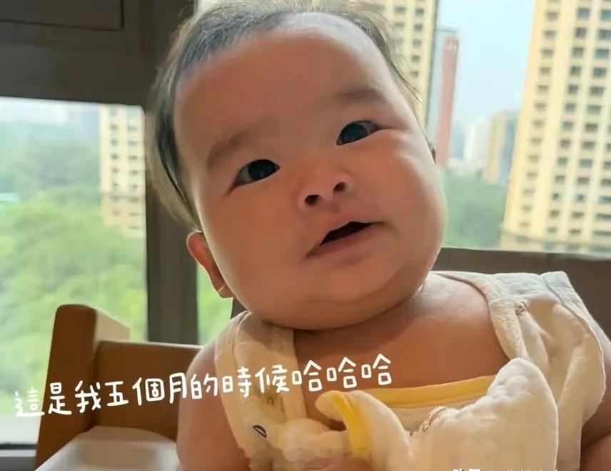 马筱梅儿子满5个月啦，她晒出小汪宝儿怼脸萌照，孩子喝奶粉也养得白白胖胖，双下巴都