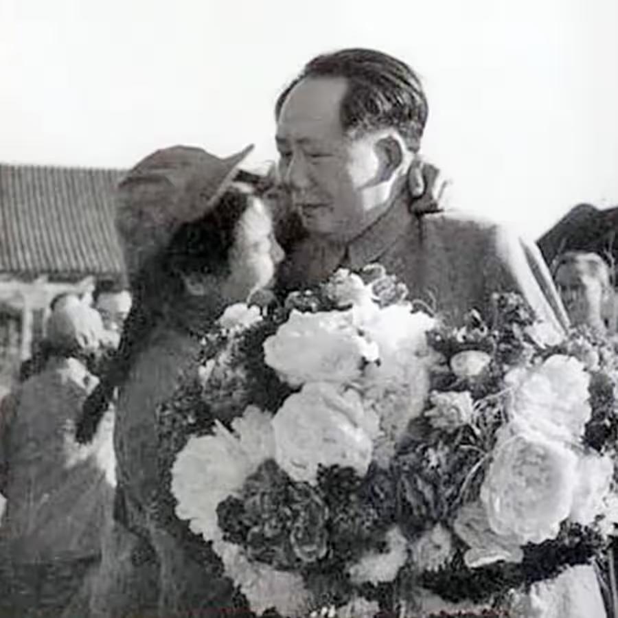 1952年初，有一位名叫解秀梅的19岁女战士，她作为志愿军的代表，向毛主席献上怀