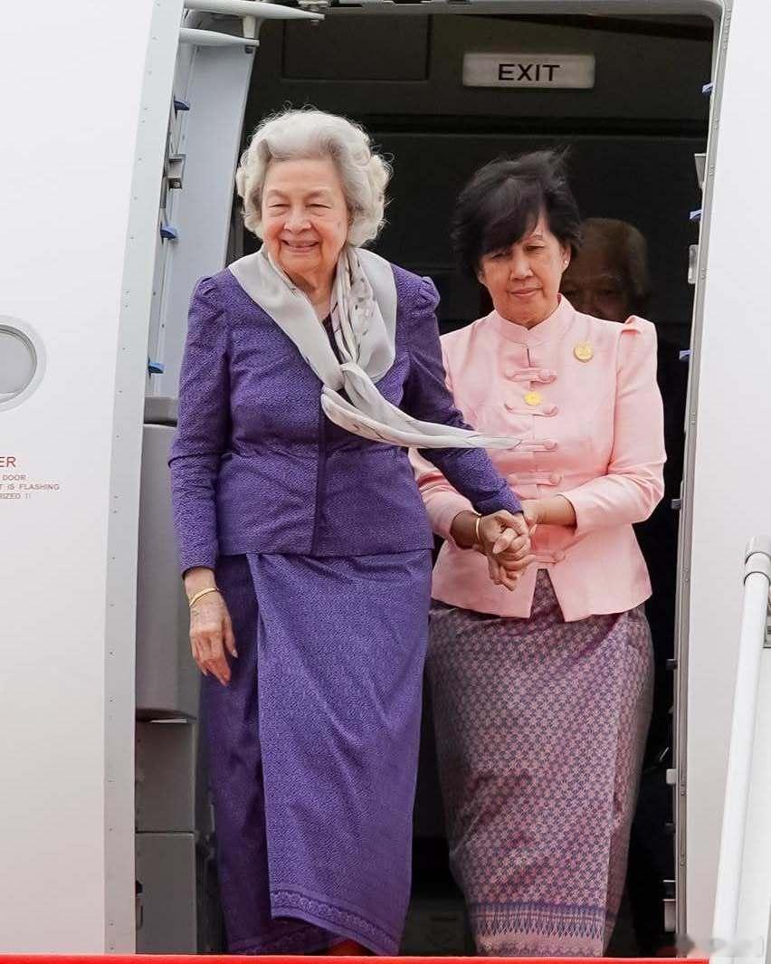 柬埔寨王室🇰🇭7月3日，西哈莫尼国王和莫尼列太后顺利抵达柬埔寨国内。世界各