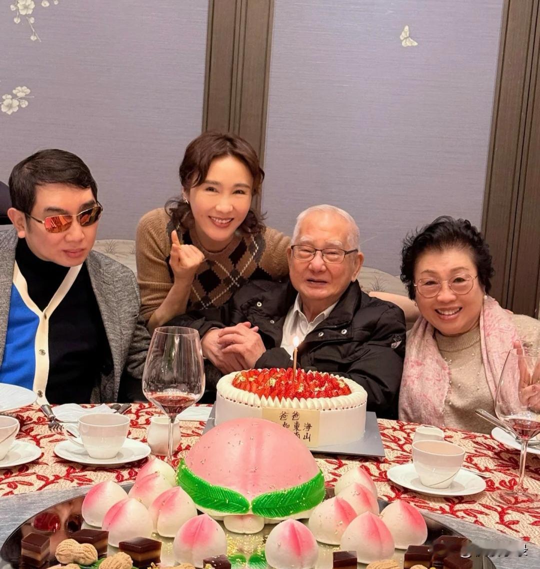 黎姿在酒店为父亲庆祝88岁生日，妈妈、弟弟黎婴都在场，桌上摆着蛋糕和寿桃，看起来