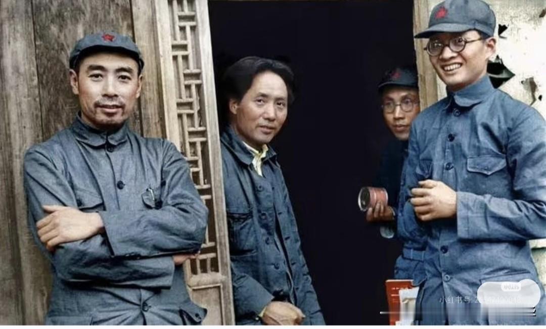 这张照片是1937年春，在延安凤凰山毛泽东窑洞门口拍摄的。从左至右他们是：周恩