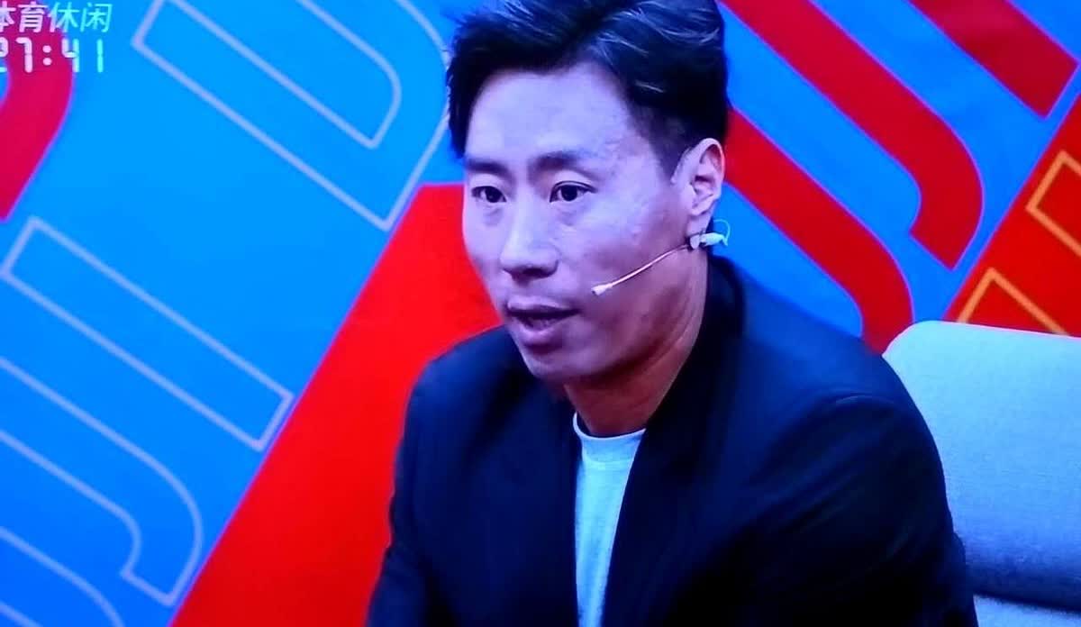 杀人诛心，还得是同行。我刚看完山东体育的回放，杨程那几句话，听得我后背发凉。