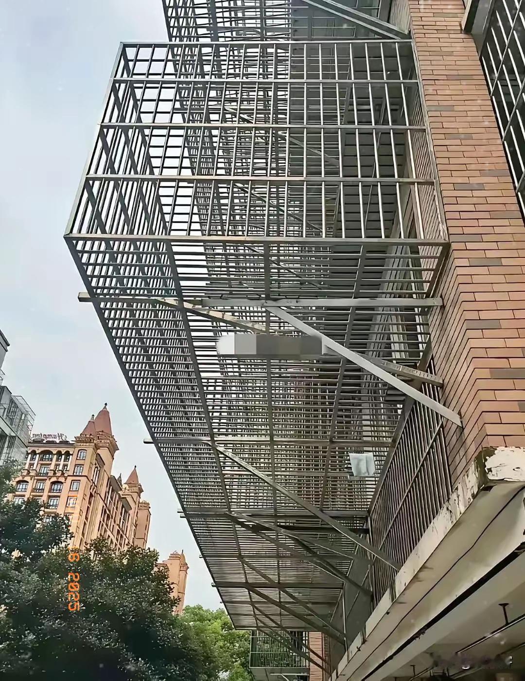 见过占公共空间的，但没见过把防盗网改成“空中违建”的！这栋居民楼的操作，把人性里