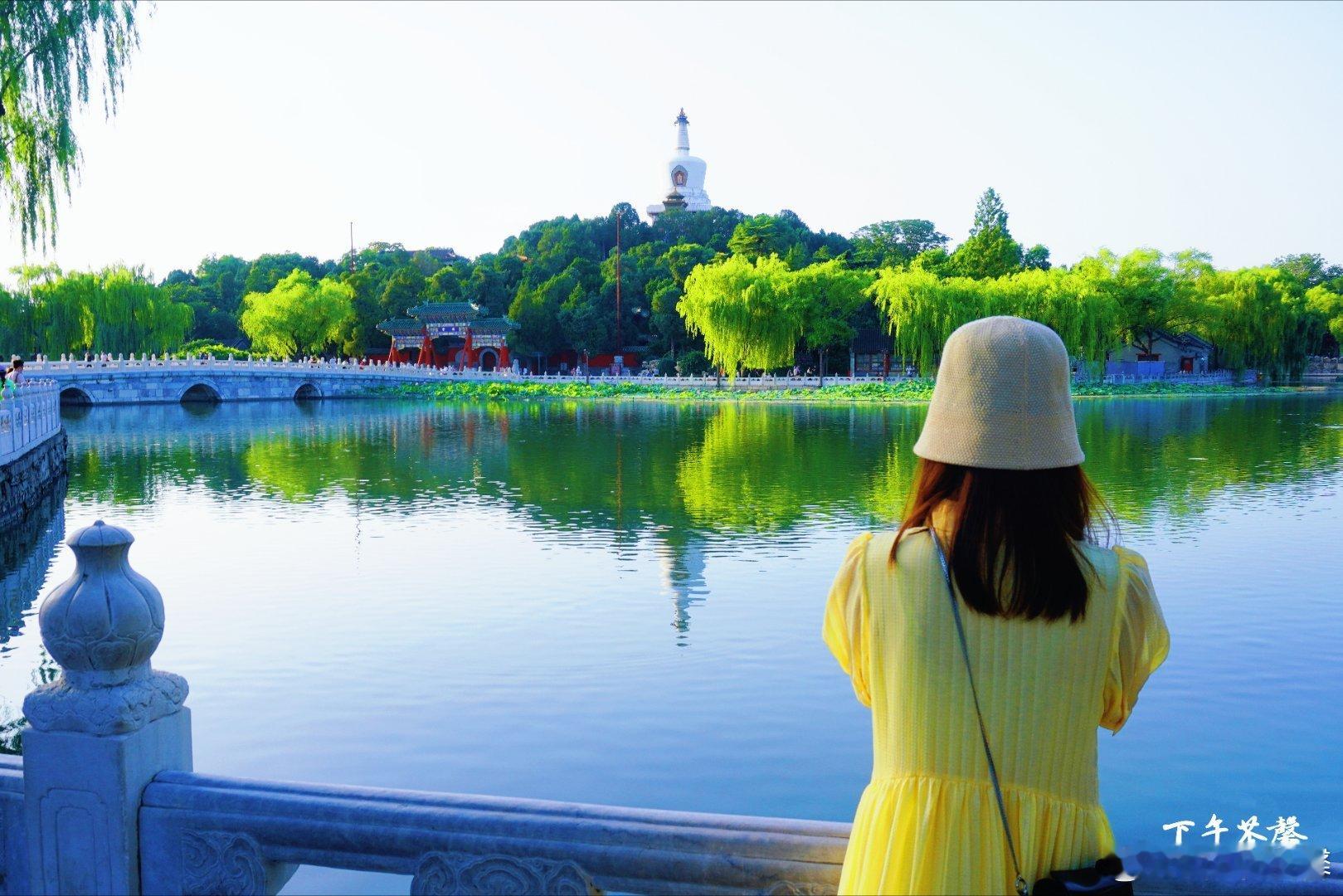 【秋天快乐】🍂🌼北海公园之美!白塔静立山巅，倒映在澄澈波心，岸边垂柳依依，枝