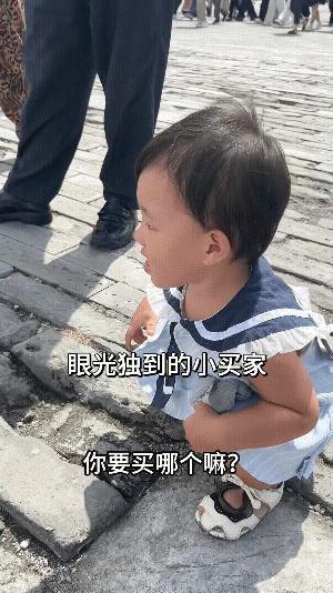 嗷吆被介果小妮子萌翻了啊[呲牙笑]故宫里的文物陈设雕塑啊天上的飞机✈️地上的砖