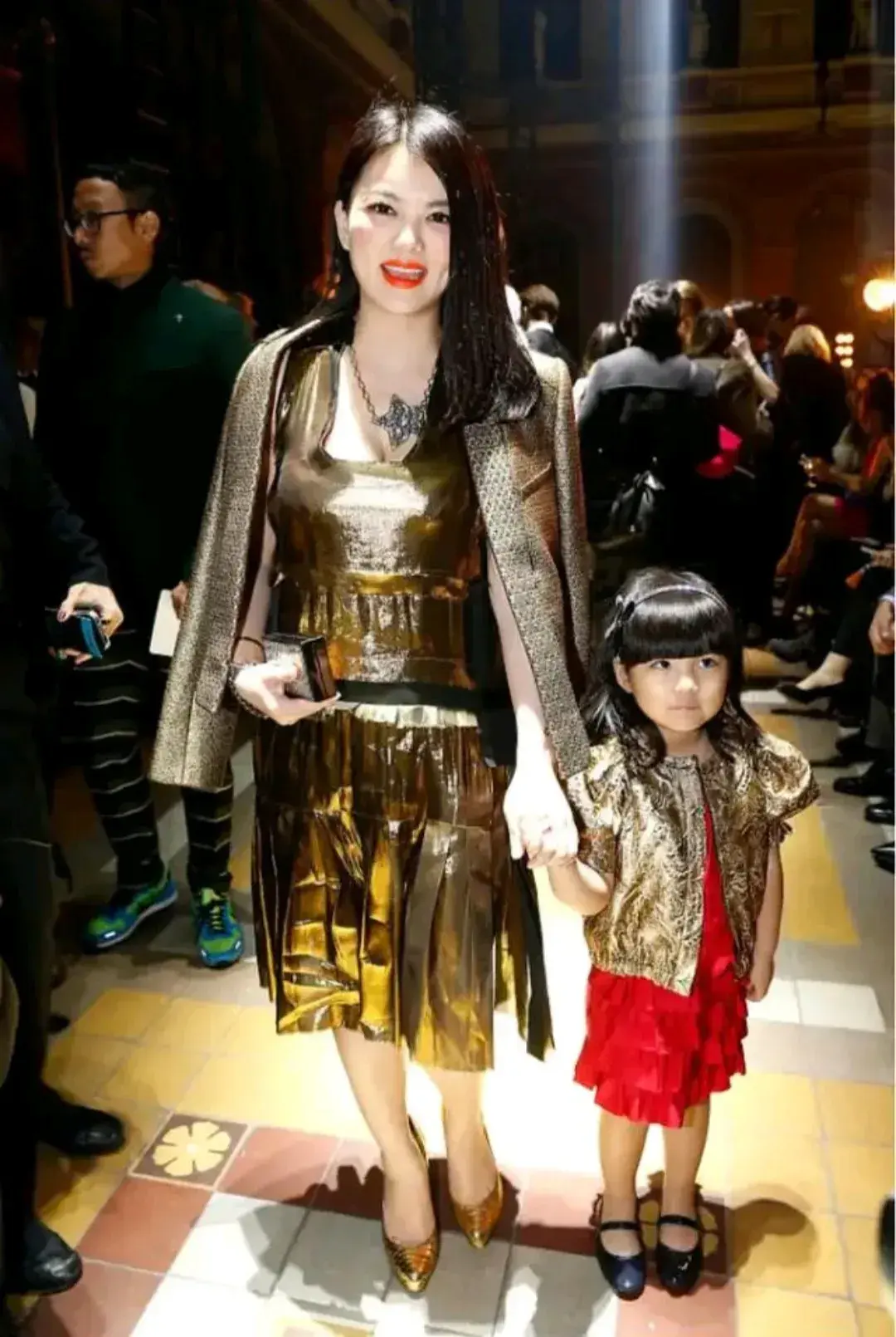 李湘为什么每次出现都是披个西服呢？是显示女王范儿吗？