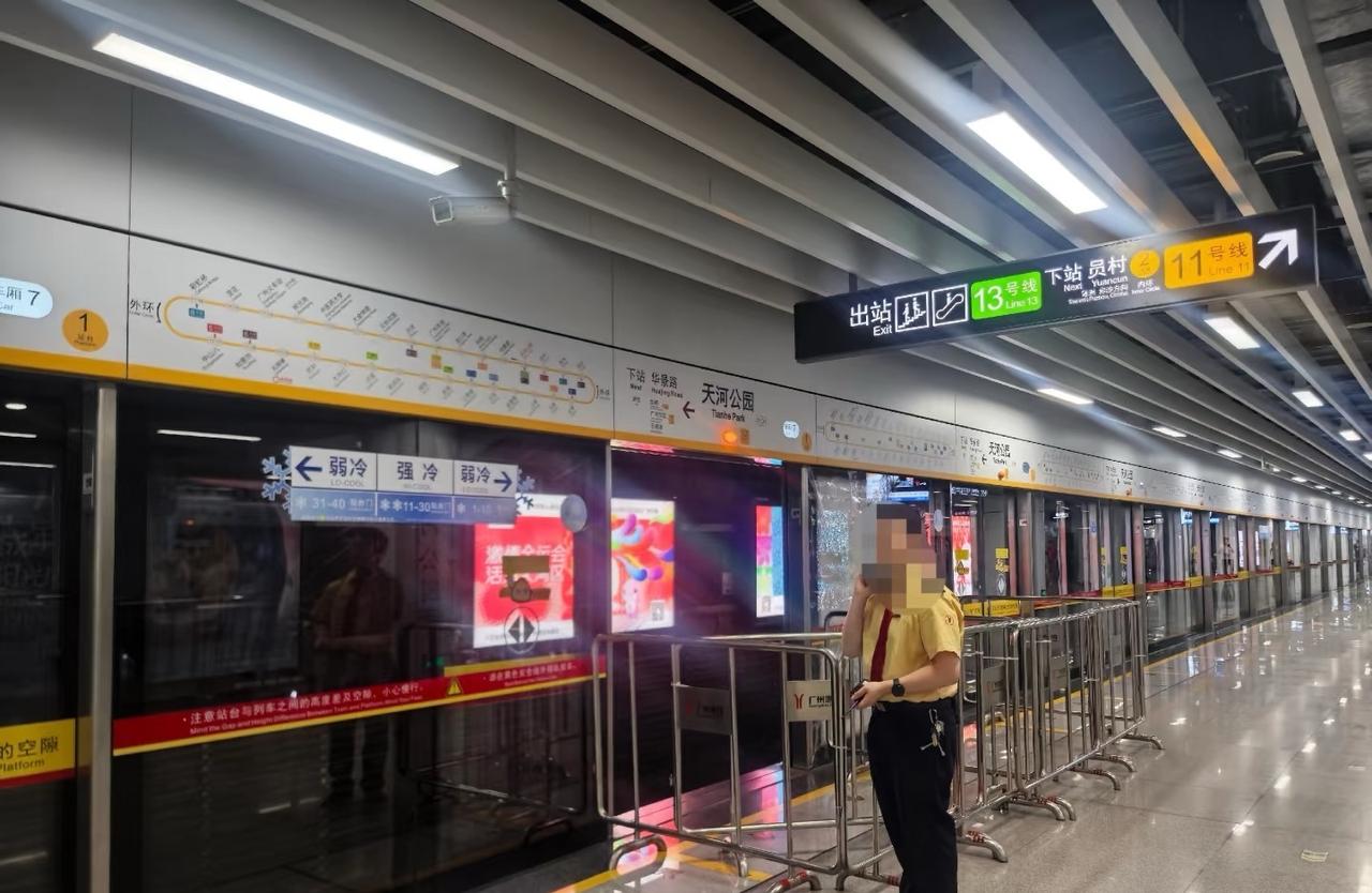 广州地铁11号线又炸门！？广州地铁天河公园站11号线外环1站台炸门，现场有工