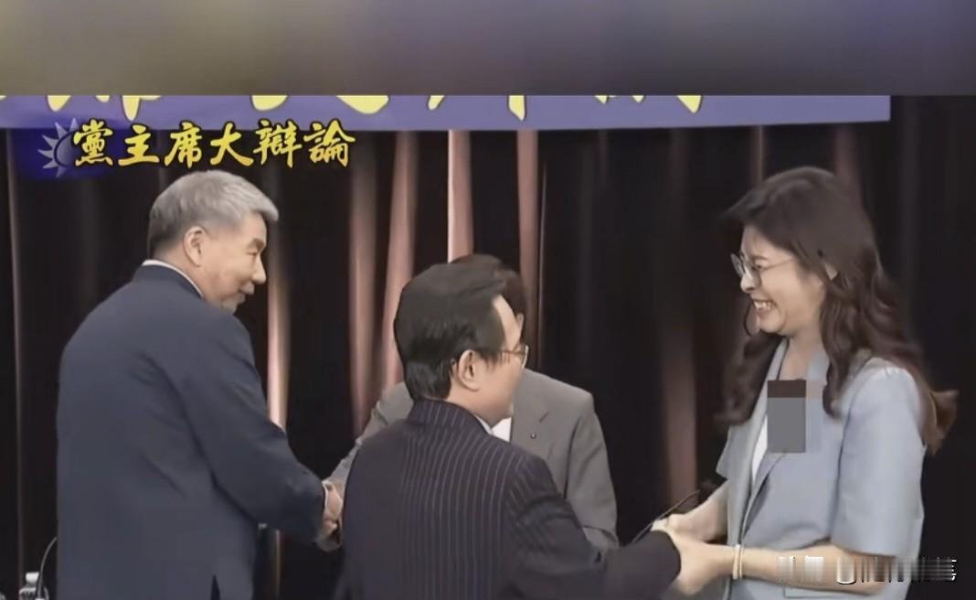 发现没有？在国民党主席竞选第二次辩论结束之后，出现了非常有意思的一幕。本来在